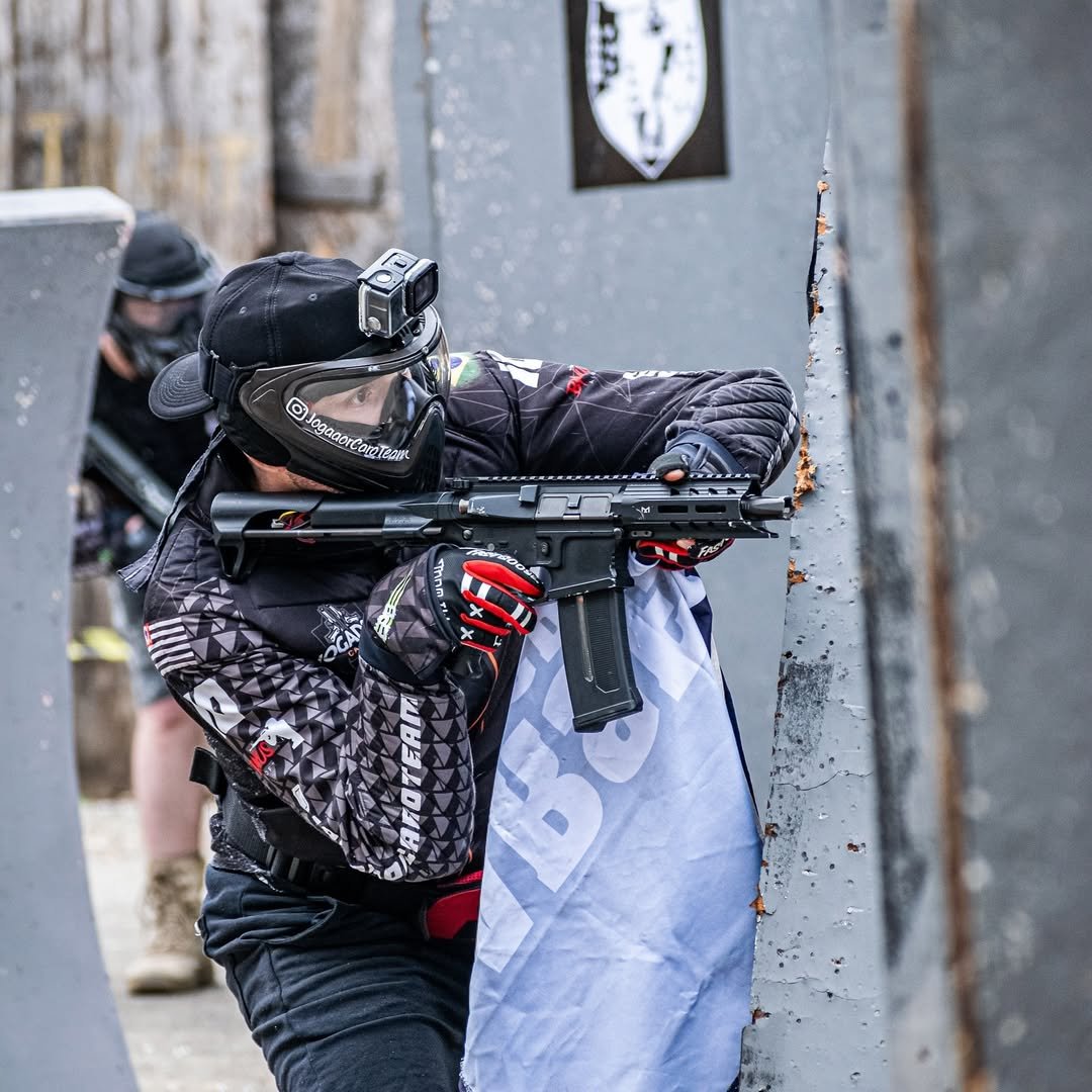 Operador de airsoft em competição